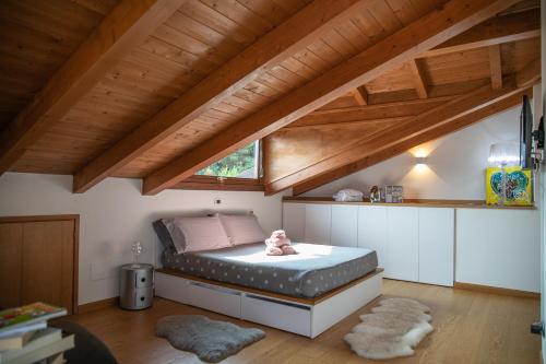 1 dormitorio con 1 cama en el ático en Relax house Baveno, en Baveno