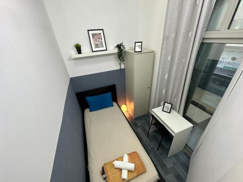een kleine kamer met een bed en een tafel bij Partition Room 5 Mins to Mashreq Metro in Dubai