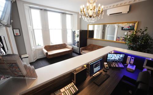 una oficina con un escritorio con dos ordenadores. en The 29 London, en Londres