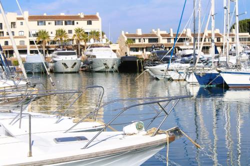 MARCOGMOR - Golfe de St-Tropez - Aux Marines de Cogolin - Joil T2 avec vue sur les bateaux