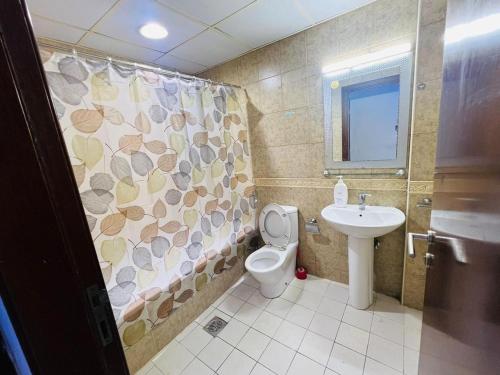 łazienka z toaletą i umywalką w obiekcie Partition Room 5 Mins to Mashreq Metro w Dubaju