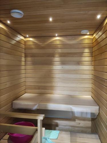 uma sauna com um banco numa parede de madeira em Kempele city center 2 em Kempele