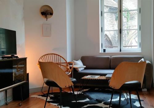 un salon avec un canapé et deux chaises dans l'établissement Les Vitraux de Saint Rémi, à Dieppe