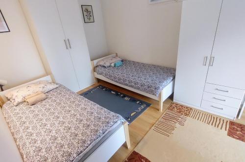 Habitación pequeña con 2 camas. en Apatin apartman en Apatin