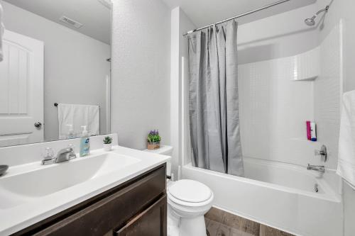 Ένα μπάνιο στο @ Marbella Lane - Polished 3BR Home in Austin TX