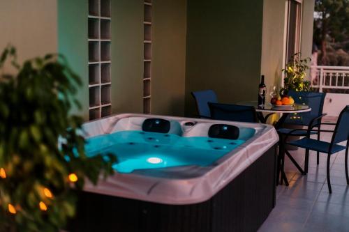 Greek Style Apartment with Jaquzzi & Barbeque