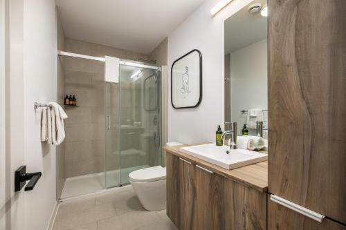 ein Bad mit einem WC, einem Waschbecken und einer Dusche in der Unterkunft Verbier 1-103 / Vast & Luxurious 3 bedroom in Mont-Tremblant