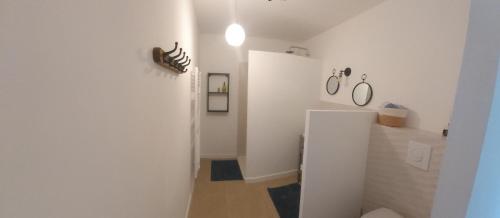 een witte kamer met een hal met een witte muur bij Gîte de charme in Garéoult
