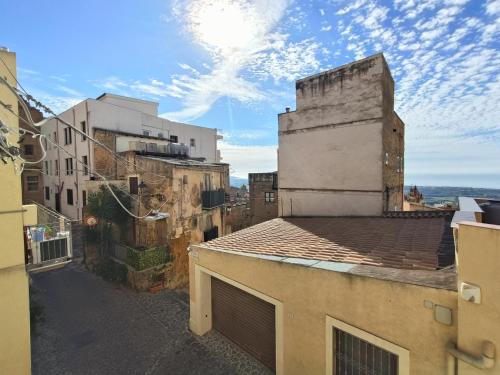 een uitzicht over een steeg tussen twee gebouwen bij MEITHRAS Holiday Homes in Agrigento