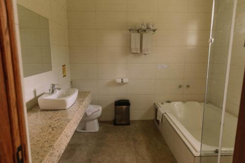 Bilik mandi di Resort Fazenda 3 Pinheiros