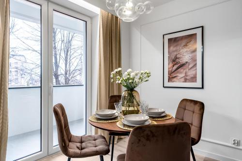 ein Esszimmer mit einem Tisch und Stühlen in der Unterkunft Flatbook - City Center Apartments Kamienna Grobla in Danzig