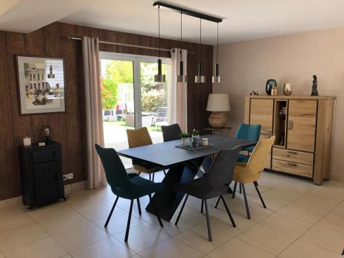 une salle à manger avec une table et des chaises dans l'établissement Villa La Combe, à Angers