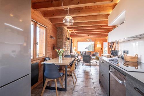 une cuisine et une salle à manger avec une table et des chaises dans l'établissement SmartStay - Chalet face au mont Blanc, à Sallanches