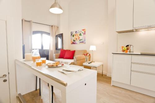eine Küche und ein Wohnzimmer mit einer weißen Arbeitsplatte in der Unterkunft Casa Miravalle Darro in Granada