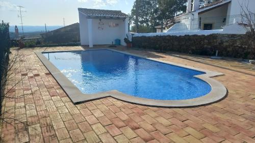 的住宿－Casa Grande，一座带砖砌车道的庭院内的游泳池