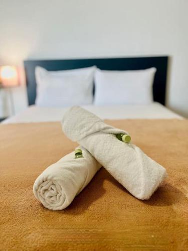 - une serviette enroulée au-dessus d'un lit dans l'établissement ''Le Lion'' Grand T4 vue sur la mer, clim et parking, à Sète