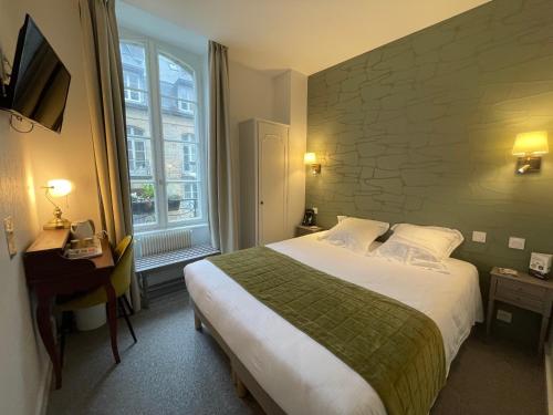 Un pat sau paturi într-o cameră la Balzac Hôtel