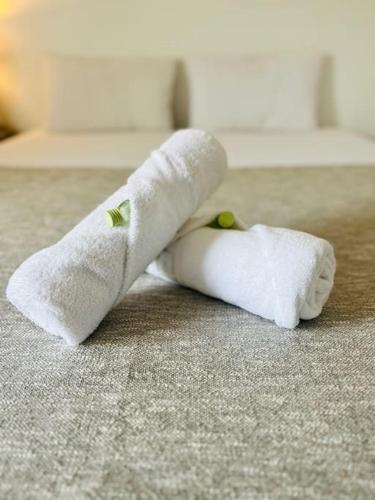 une paire de serviettes blanches laminées au sol dans l'établissement ''Le Lion'' Grand T4 vue sur la mer, clim et parking, à Sète