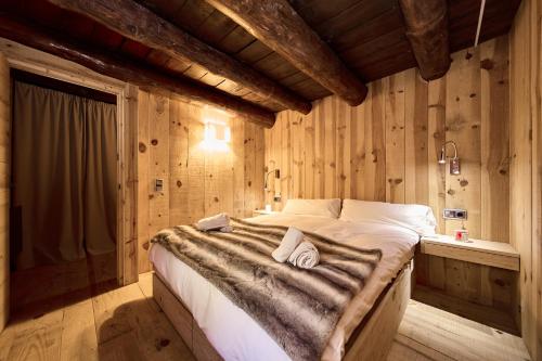 1 dormitorio con 1 cama grande en una habitación de madera en Borda Climent, en Canillo