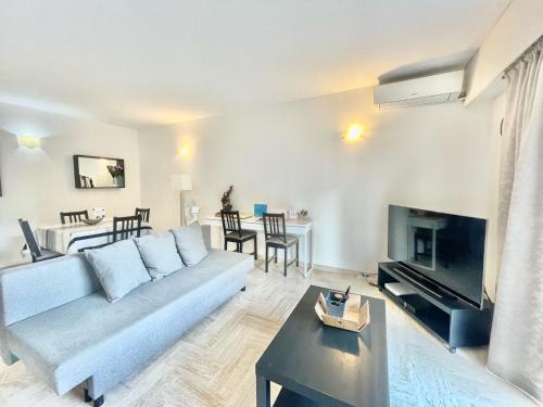 un salon avec un canapé et une table dans l'établissement Arènes by Welcome to Cannes, à Cannes