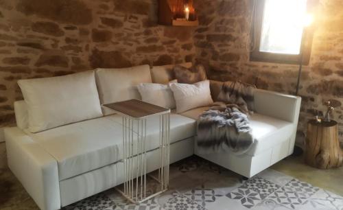 a living room with a white couch and a table at El Secreto De Arlanza in Arlanza