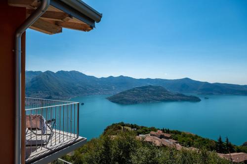 een uitzicht op een meer vanuit een huis bij Picasso in Parzanica