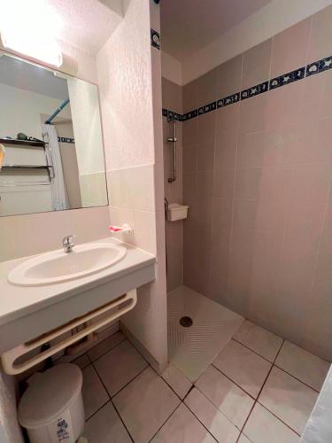une salle de bain avec un lavabo et une douche dans l'établissement LES TERRASSES DE SAVANNA Joli 2 pièces cabine piscine Rochelongue Cap d'Agde, au Cap d'Agde