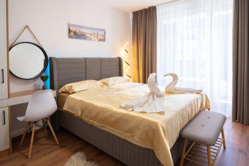 Un dormitorio con una cama con dos cisnes. en New Modern & Cozy apartment with FREE Private parking and EV charging station en Varna