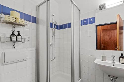 y baño con ducha y lavamanos. en Central - 30 m² - Next to Augarten, en Viena