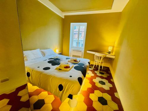 サン・ロレンツォ・アル・マーレにあるA cà du mégu; charme a 100 mt dal mareの黄色い部屋のベッドルーム1室