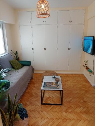 a living room with a couch and a coffee table at Exclusivo y luminoso Estudio c/Balcón in Buenos Aires