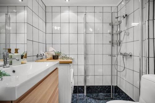 a bathroom with a shower and a sink and a toilet at Apartment with Private Balcony and Flexible Check In in Bergen