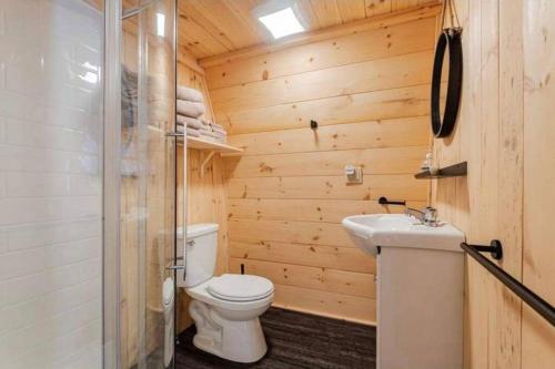 uma casa de banho com um WC e um lavatório em Chalet Éloise à louer avec spa Mauricie em Saint-Alexis-des-Monts