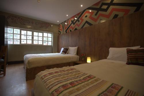 基多的住宿－Chakana Hotel Boutique Mariscal，酒店客房设有两张床和窗户。