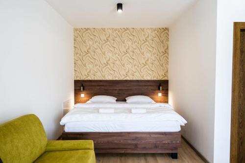 Postel nebo postele na pokoji v ubytování Apartmány Hájenka Oravice