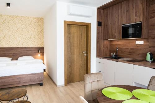 Postel nebo postele na pokoji v ubytování Apartmány Hájenka Oravice