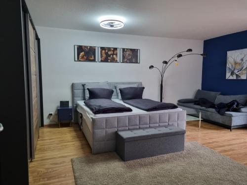 salon z łóżkiem i kanapą w obiekcie Frankfurt City Apartment w Frankfurcie nad Menem