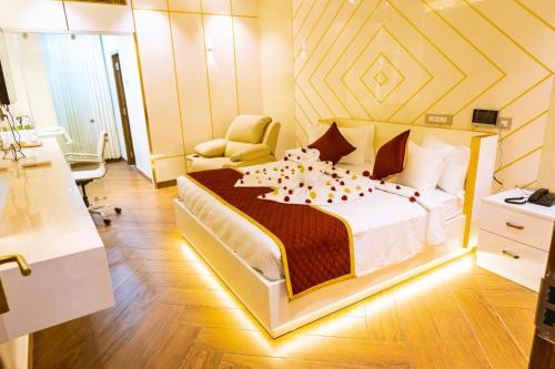 Posteľ alebo postele v izbe v ubytovaní Hotel ROYAL STAY