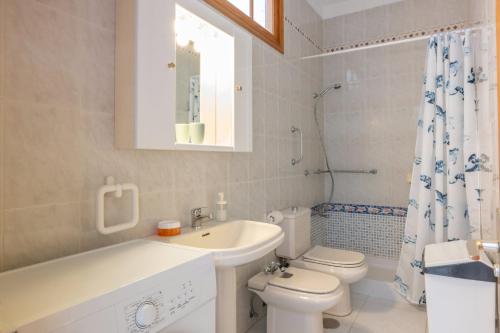 Koupelna v ubytování Amplia y luminosa casa en Abades