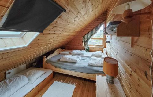Postel nebo postele na pokoji v ubytování 4 Bedroom Gorgeous Home In Fitjar