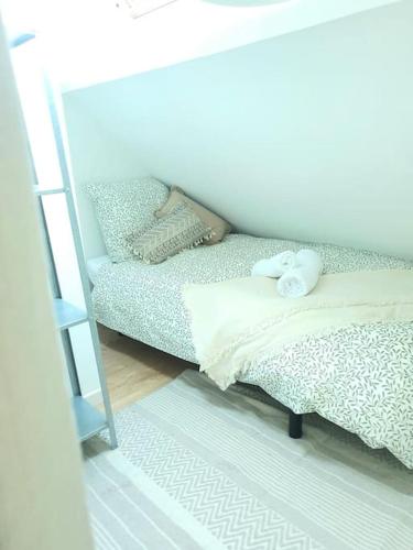 Ein Bett oder Betten in einem Zimmer der Unterkunft Duplex neuf - à 5 min de Nantes