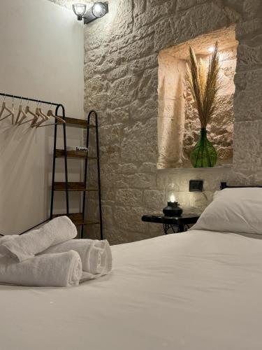 Un pat sau paturi într-o cameră la Le Pietre Apartments
