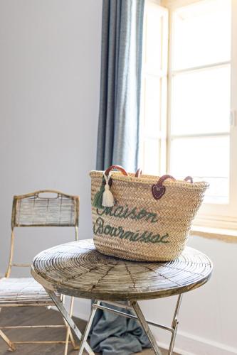a basket sitting on top of a chair at Maison Bournissac in Noves
