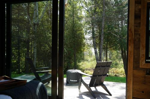 a room with a window with two chairs and a table at Tofte Trails in Tofte