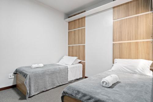 um quarto com 2 camas e uma parede com prateleiras em Apartamento 4 Dorm e Piscina by Achei Gramado em Gramado