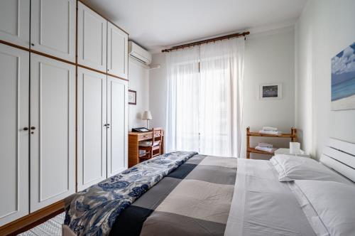 Un dormitorio con una cama grande y una ventana en Visarno & University Roomy Flat x6 with Parking en Florencia