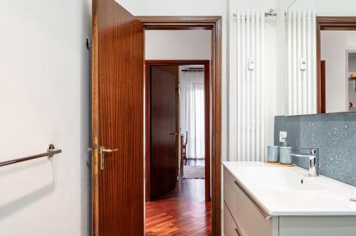cocina con fregadero y puerta de madera en Visarno & University Roomy Flat x6 with Parking en Florencia