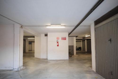 an empty room with a white wall in a building at Casa Ghandi vicino a Roma con Box Auto e Wi-Fi in Monterotondo