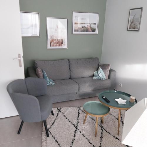ein Wohnzimmer mit einem Sofa und einem Tisch in der Unterkunft Appartement cosy proche Disney in Ferrières-en-Brie