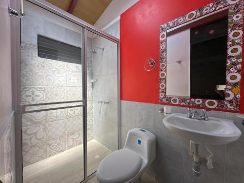 La salle de bains est pourvue de toilettes, d'un lavabo et d'une douche. dans l'établissement Casa Campestre Lago Calima, à Calima